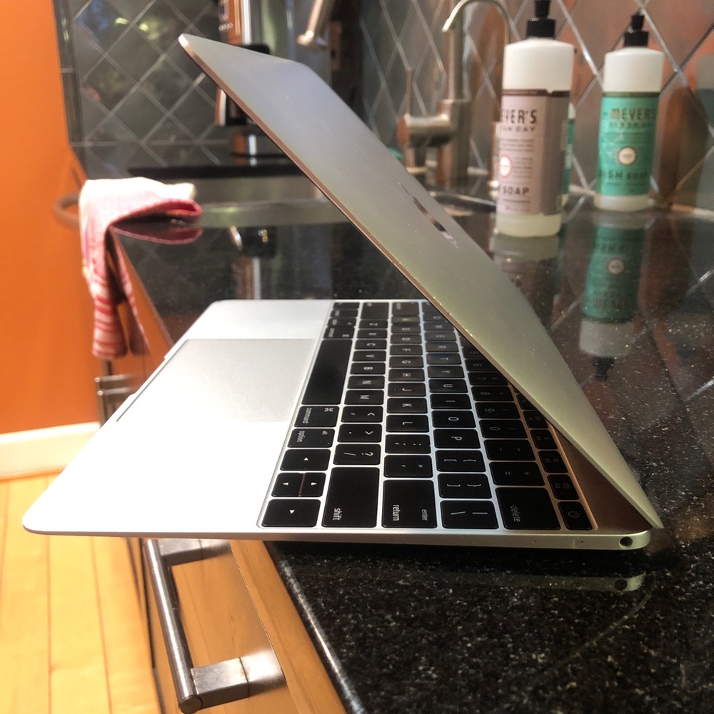 MacBook - Picture 6 of 8